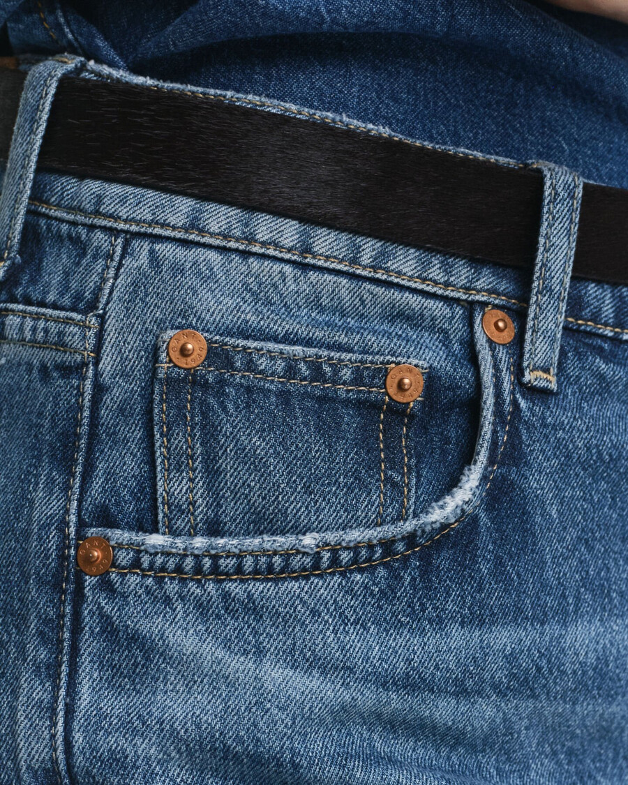 jeans mit entspannter passform – mittelblau eingetragen