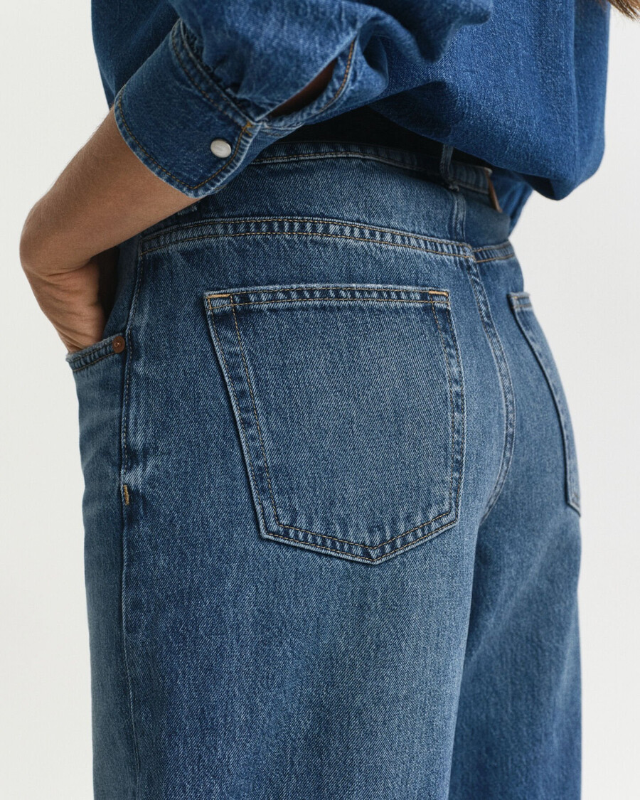 jeans mit entspannter passform – mittelblau eingetragen