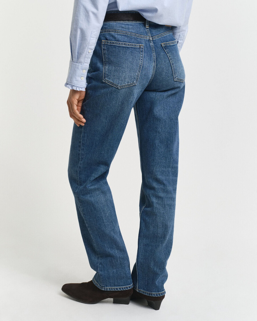 stretch-jeans mit geradem bein – mittelblau eingetragen