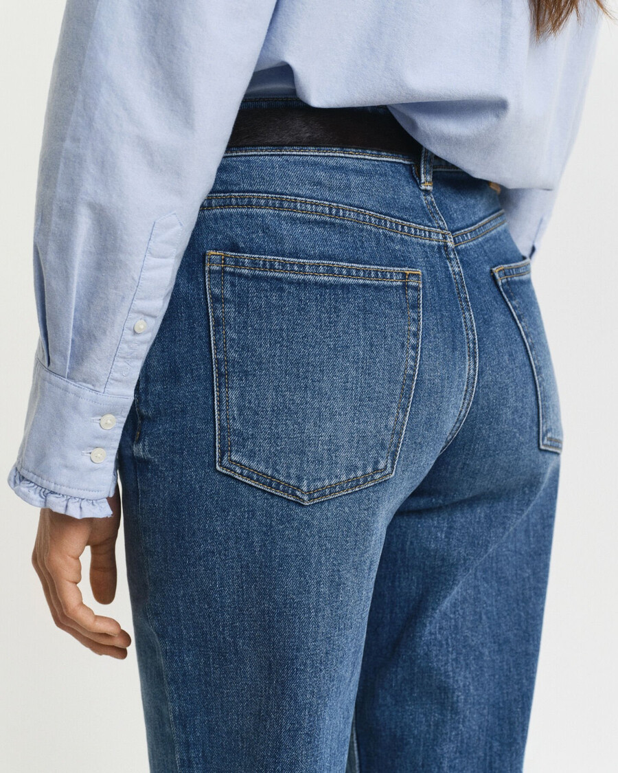 stretch-jeans mit geradem bein – mittelblau eingetragen