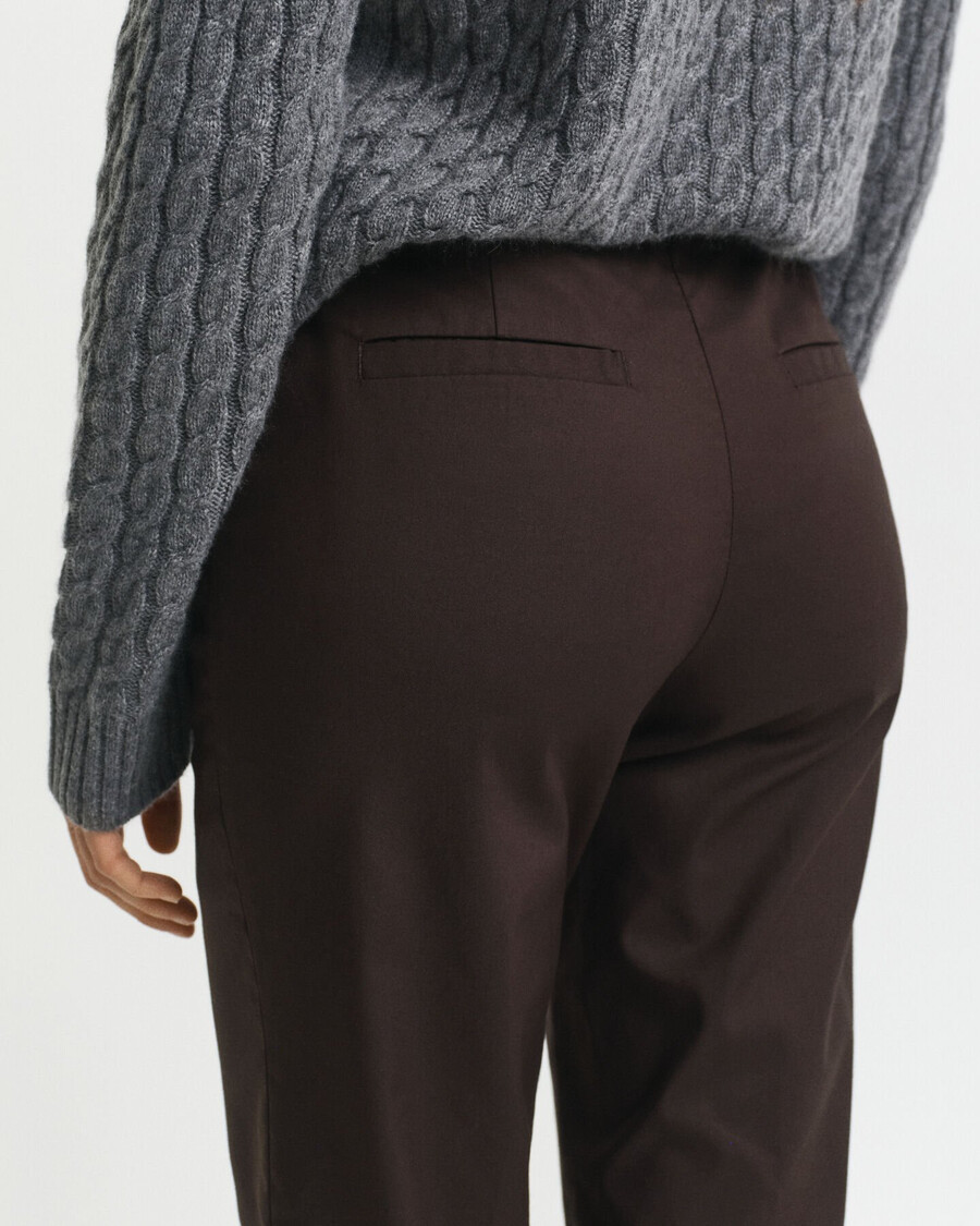 schmal geschnittene hose – dunkelbraun