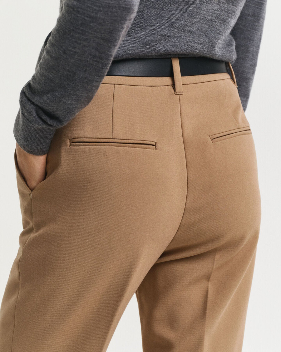 schmal geschnittene schlaghose – warmes khaki