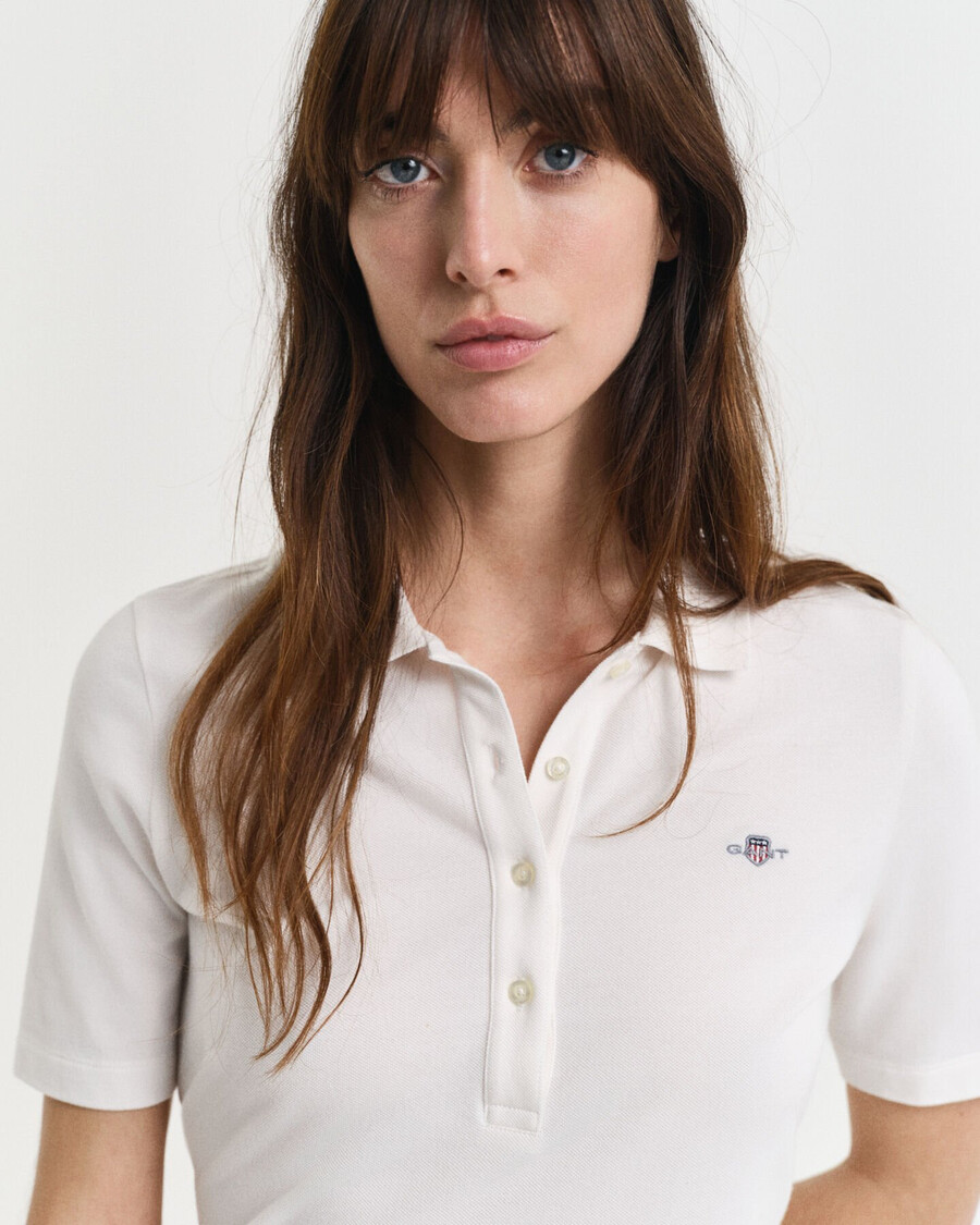poloshirt aus piqué-stoff mit schildmuster – eierschale