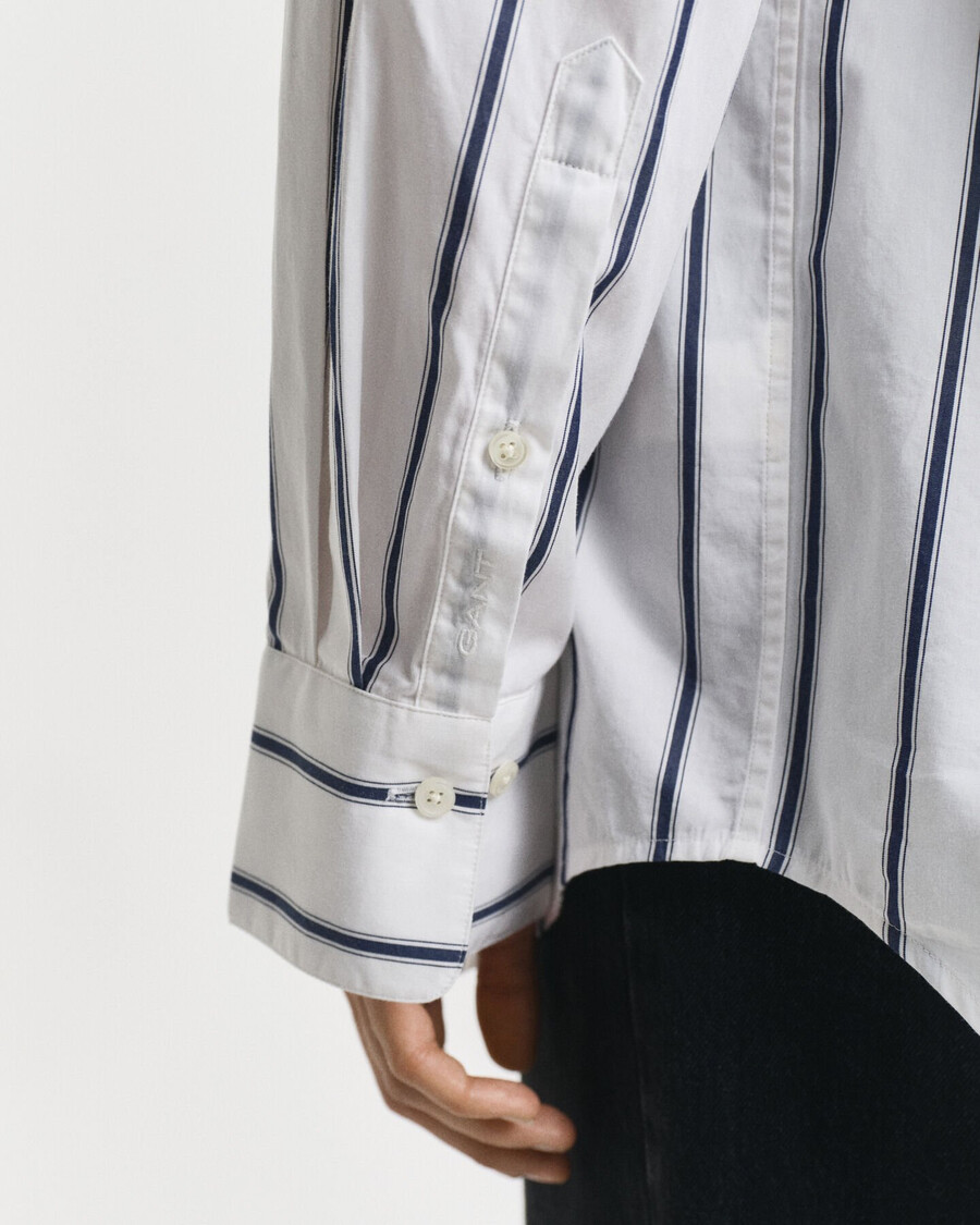 oversize-popelinehemd mit streifenmuster im klassischen stil – persischblau