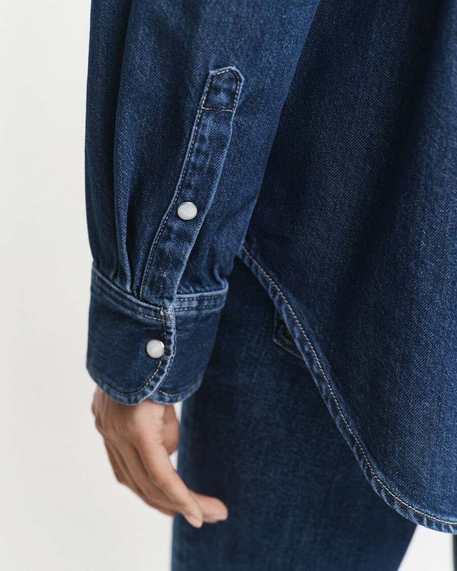 lässiges jeanshemd mit brusttasche – dunkelblau used-look