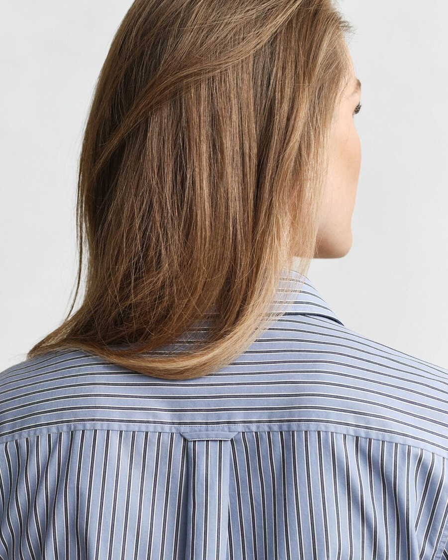 gestreiftes popelinehemd in regulärer passform – verwaschener denim