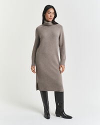 strickkleid mit rollkragen – taupe-beige