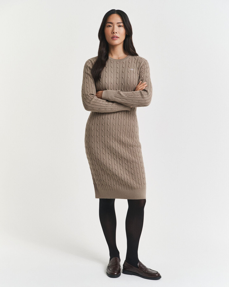 stretch-baumwollkleid mit zopfstrickmuster und rundhalsausschnitt – taupe-beige