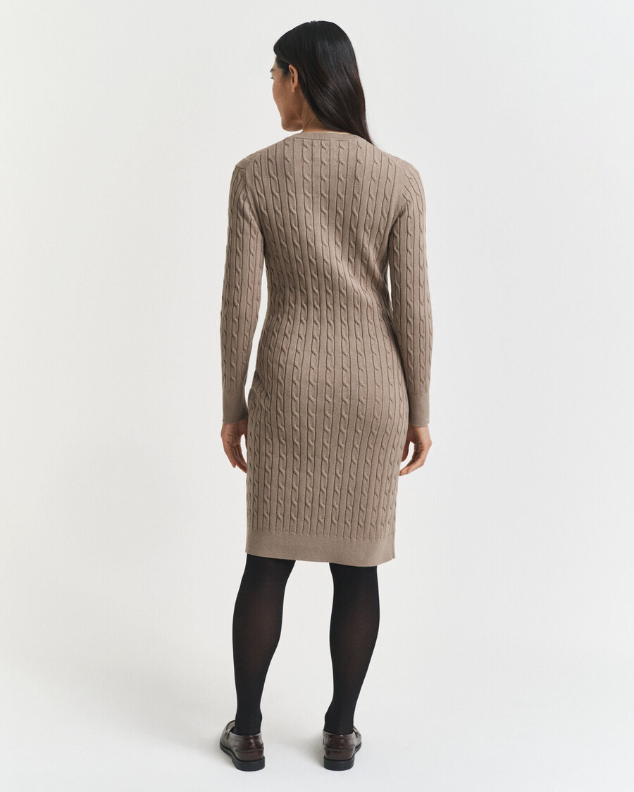 stretch-baumwollkleid mit zopfstrickmuster und rundhalsausschnitt – taupe-beige