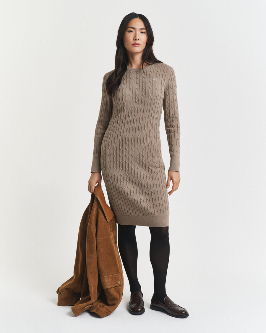 stretch-baumwollkleid mit zopfstrickmuster und rundhalsausschnitt – taupe-beige