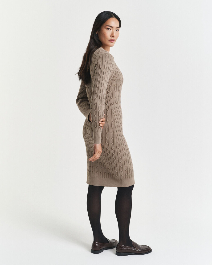 stretch-baumwollkleid mit zopfstrickmuster und rundhalsausschnitt – taupe-beige