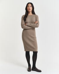 stretch-baumwollkleid mit zopfstrickmuster und rundhalsausschnitt – taupe-beige