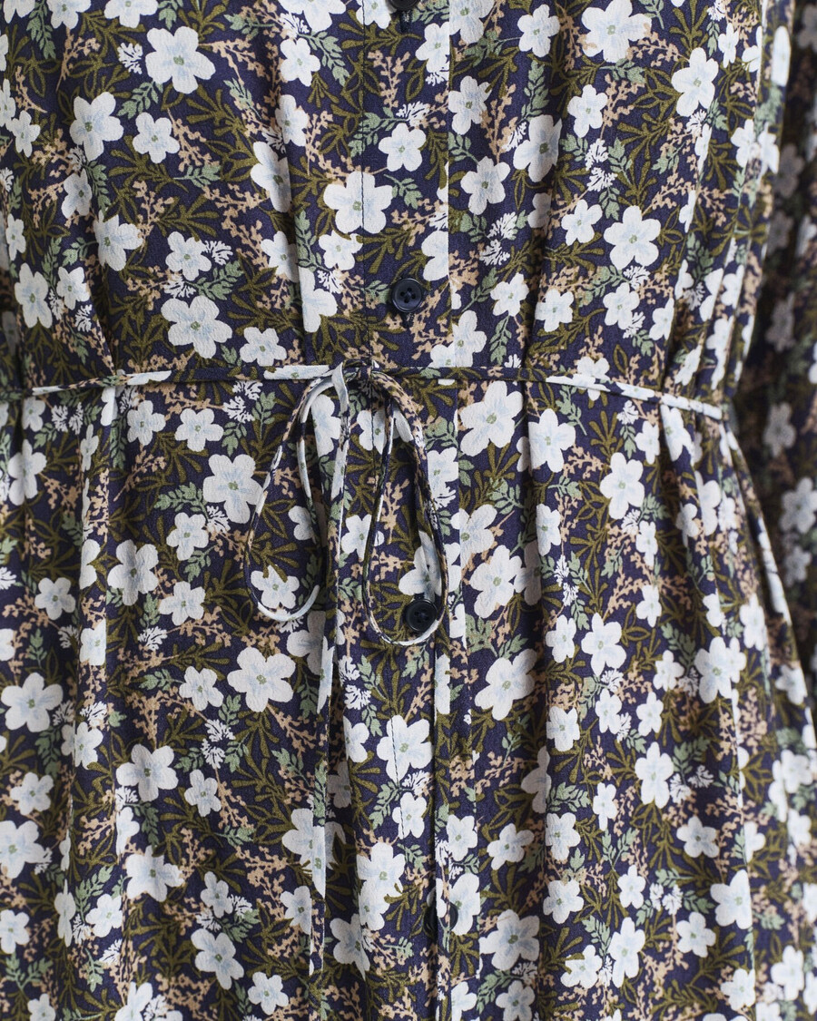 kleid mit blumenmuster – klassisches blau