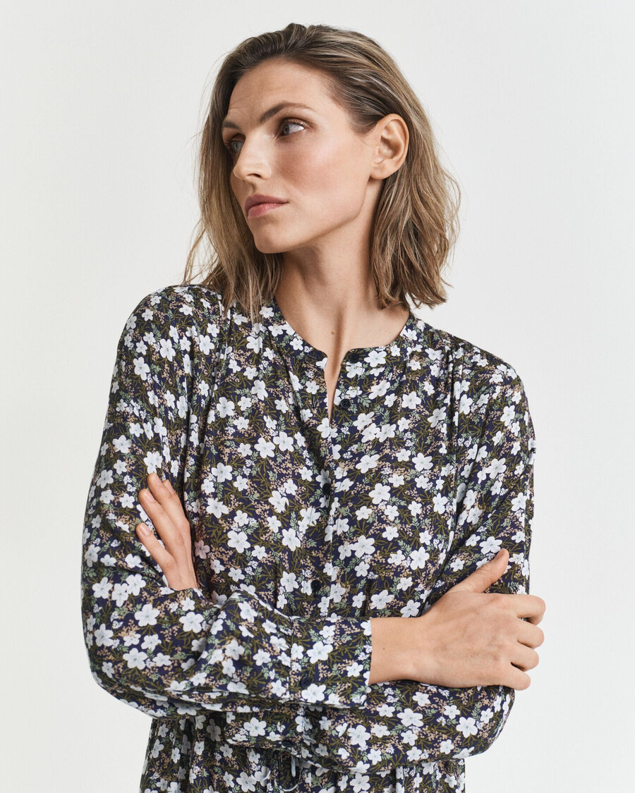 kleid mit blumenmuster – klassisches blau