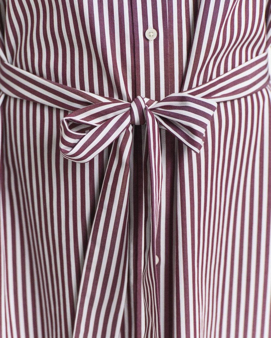 klassisches hemdblusenkleid aus popeline mit gürtel – pflaumenwein