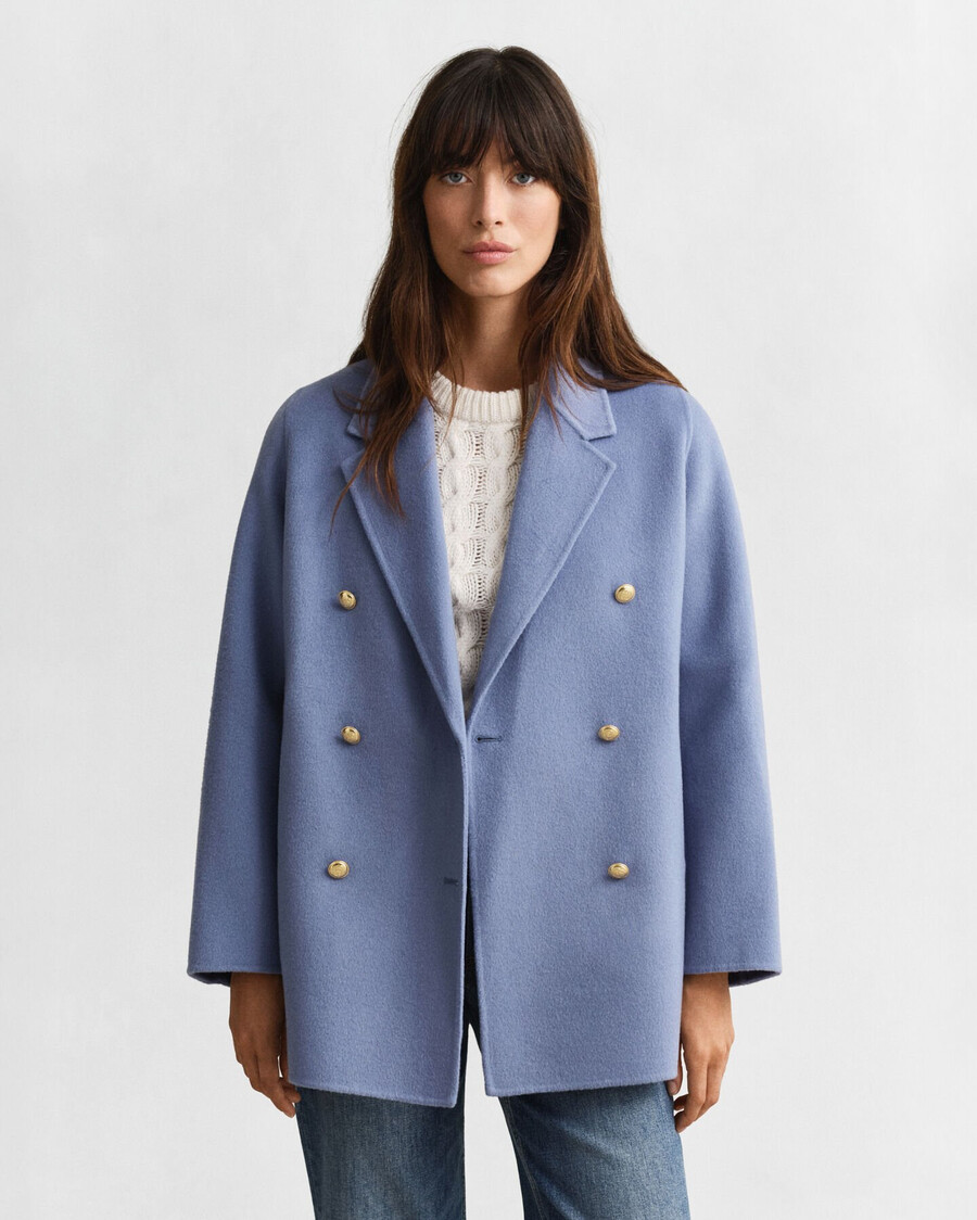 pea coat mit handgenähten details – verwaschener denim