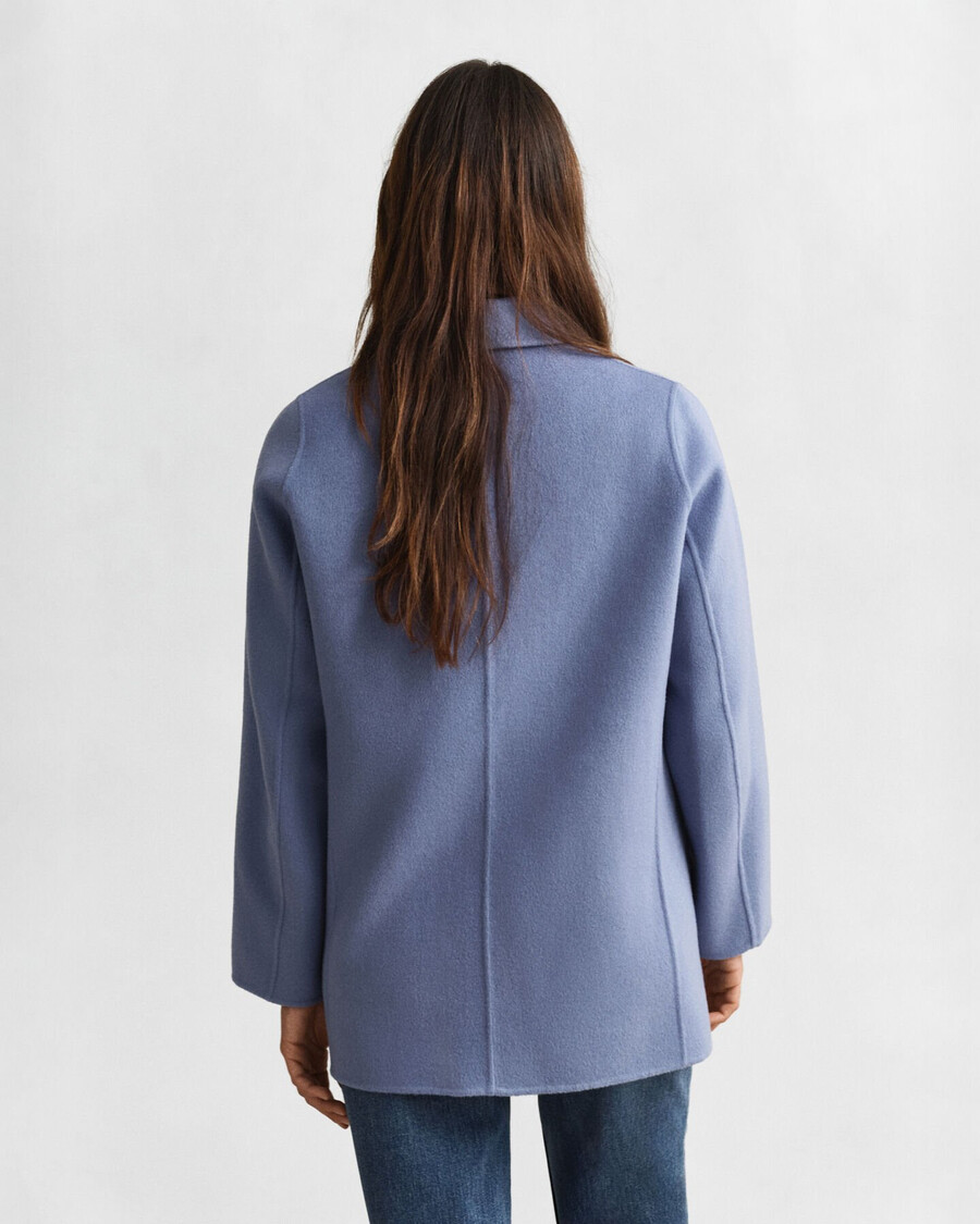 pea coat mit handgenähten details – verwaschener denim