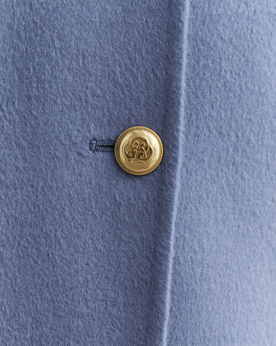 pea coat mit handgenähten details – verwaschener denim