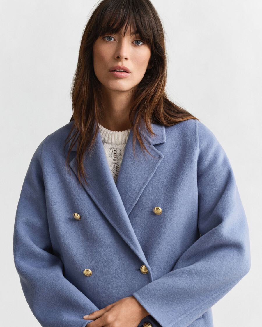 pea coat mit handgenähten details – verwaschener denim