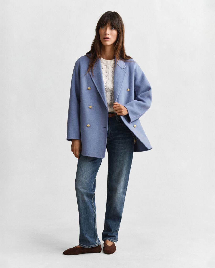 pea coat mit handgenähten details – verwaschener denim