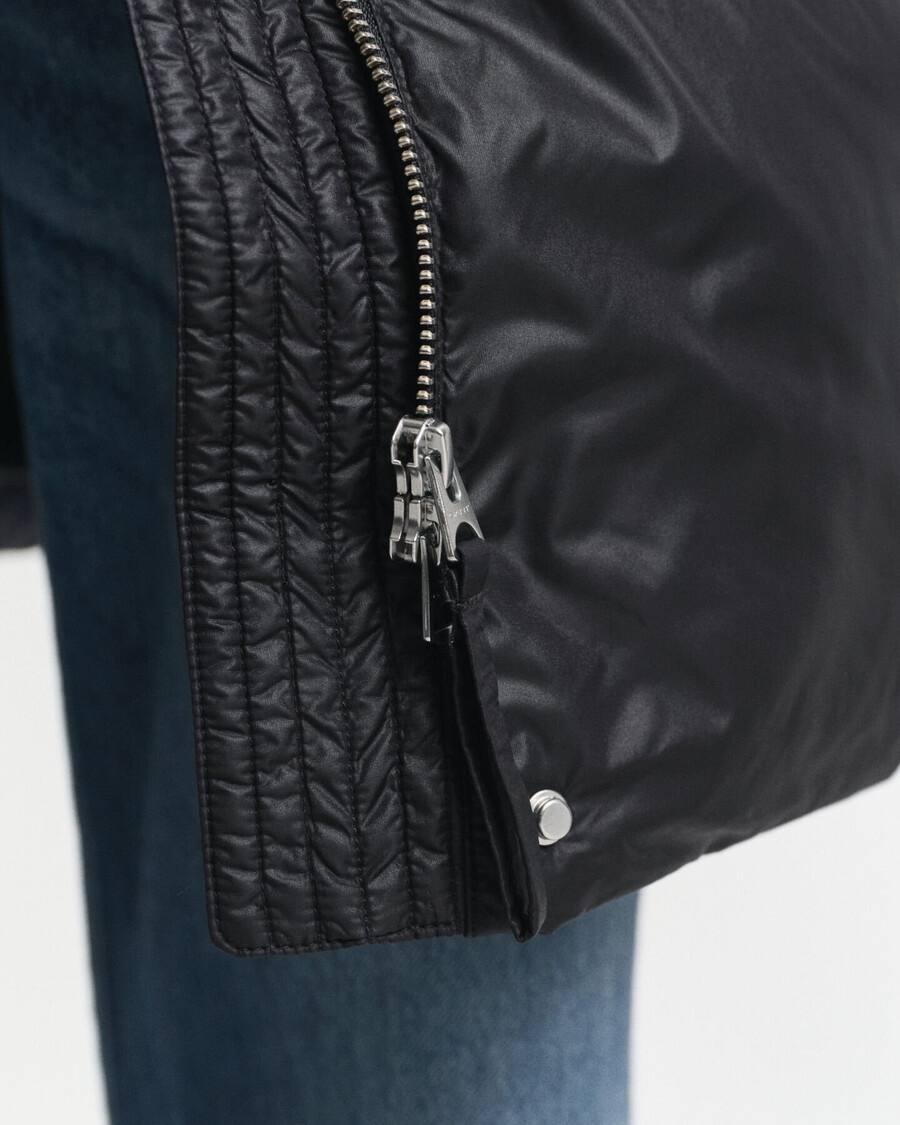 daunenmantel in lockerer passform – schwarz