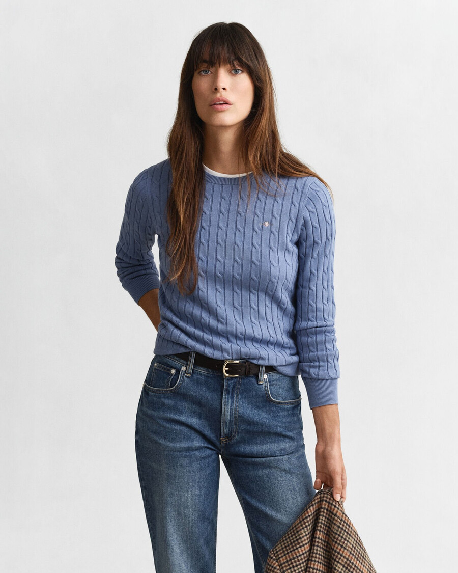 rundhalspullover aus stretch-baumwolle mit zopfmuster – verwaschener denim