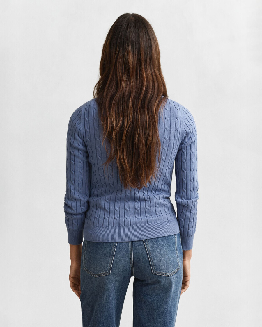 rundhalspullover aus stretch-baumwolle mit zopfmuster – verwaschener denim