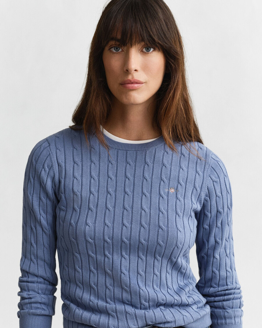 rundhalspullover aus stretch-baumwolle mit zopfmuster – verwaschener denim