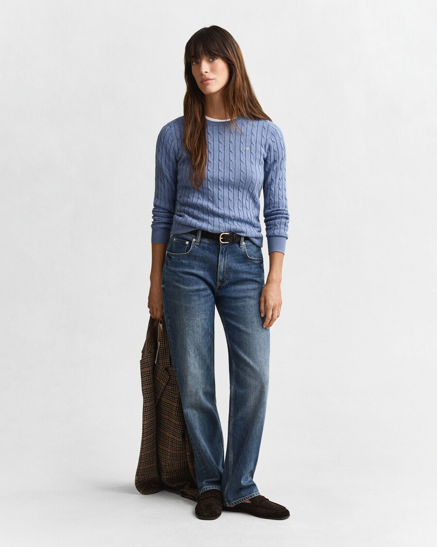 rundhalspullover aus stretch-baumwolle mit zopfmuster – verwaschener denim