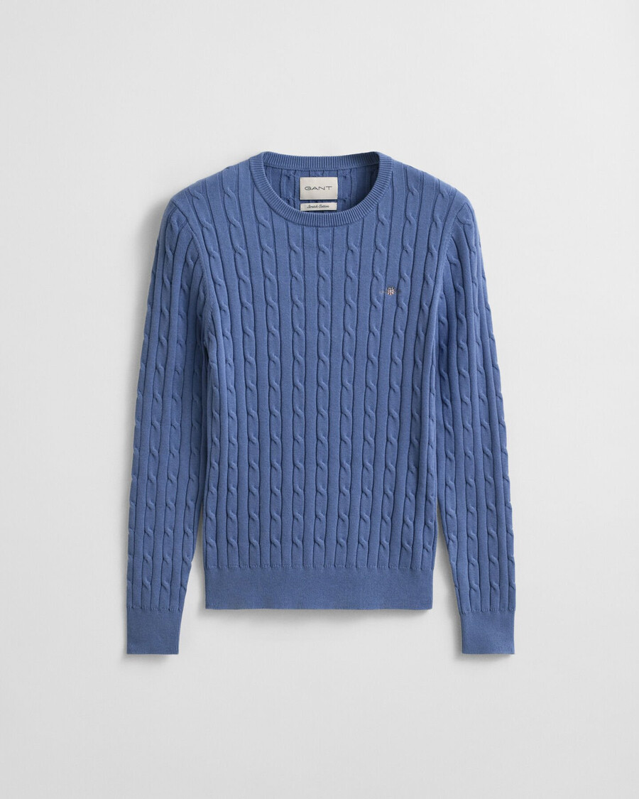 rundhalspullover aus stretch-baumwolle mit zopfmuster – verwaschener denim