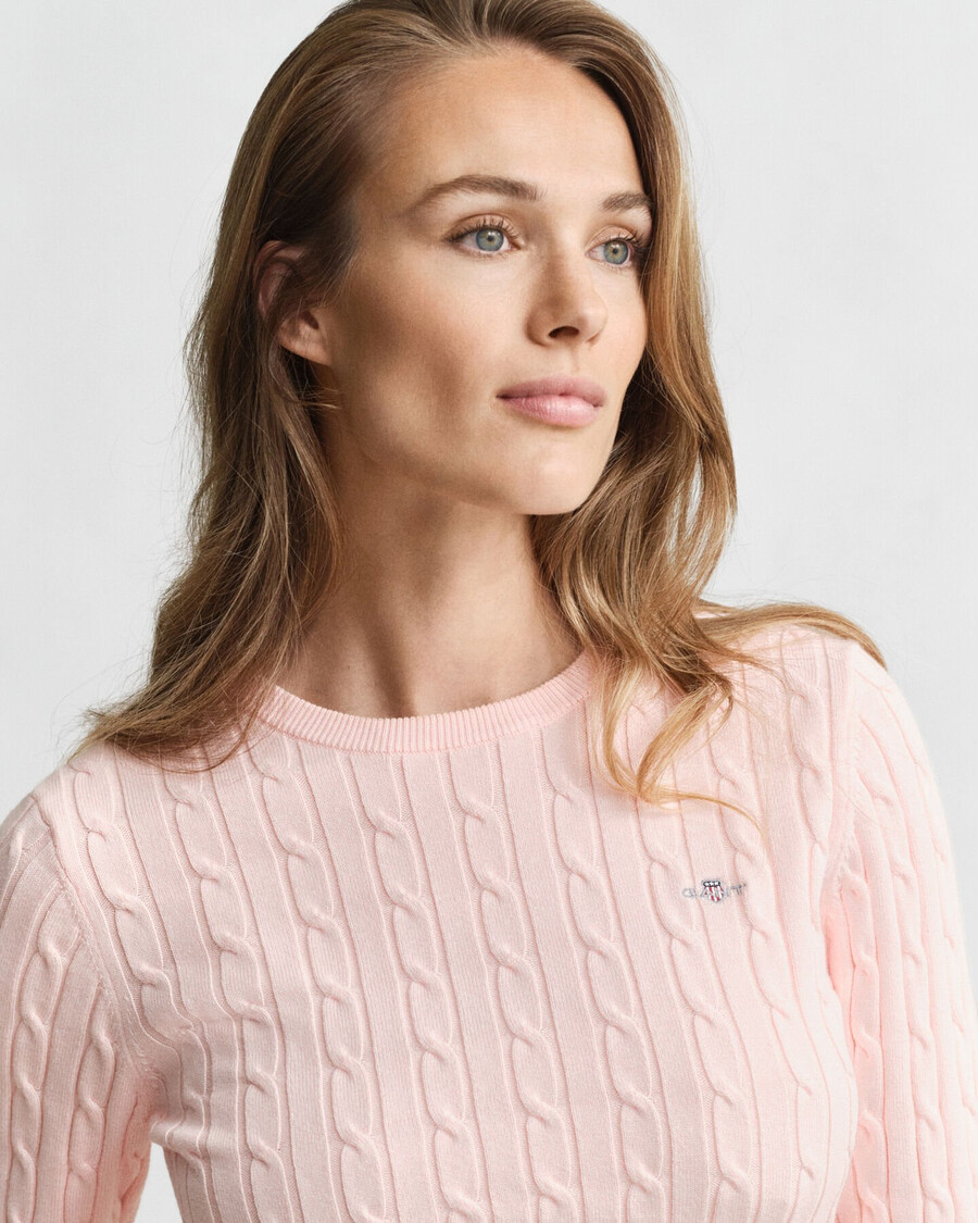 rundhalspullover aus stretch-baumwolle mit zopfmuster – aprikosenrosa
