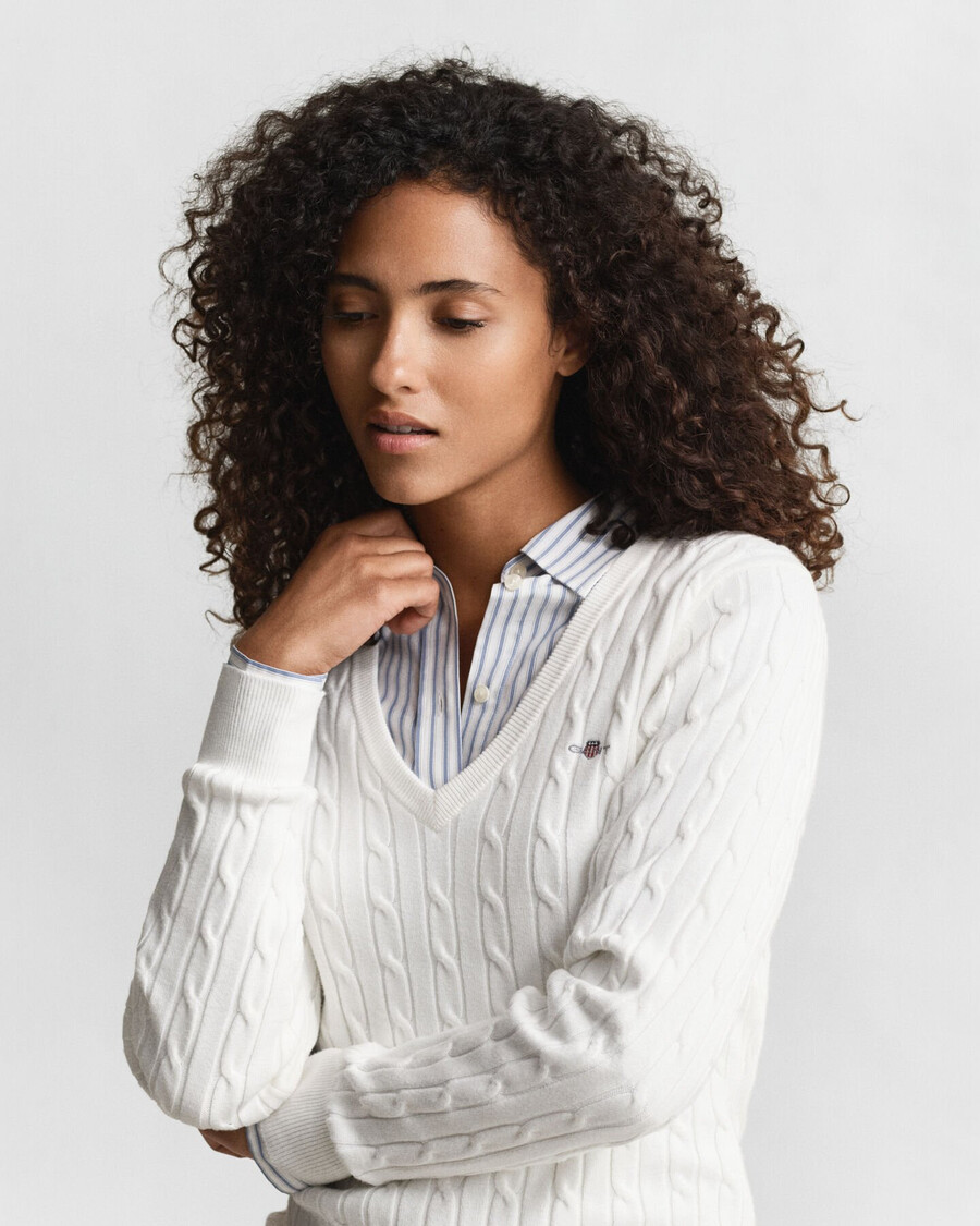 stretch-baumwollpullover mit zopfmuster und v-ausschnitt – eierschale
