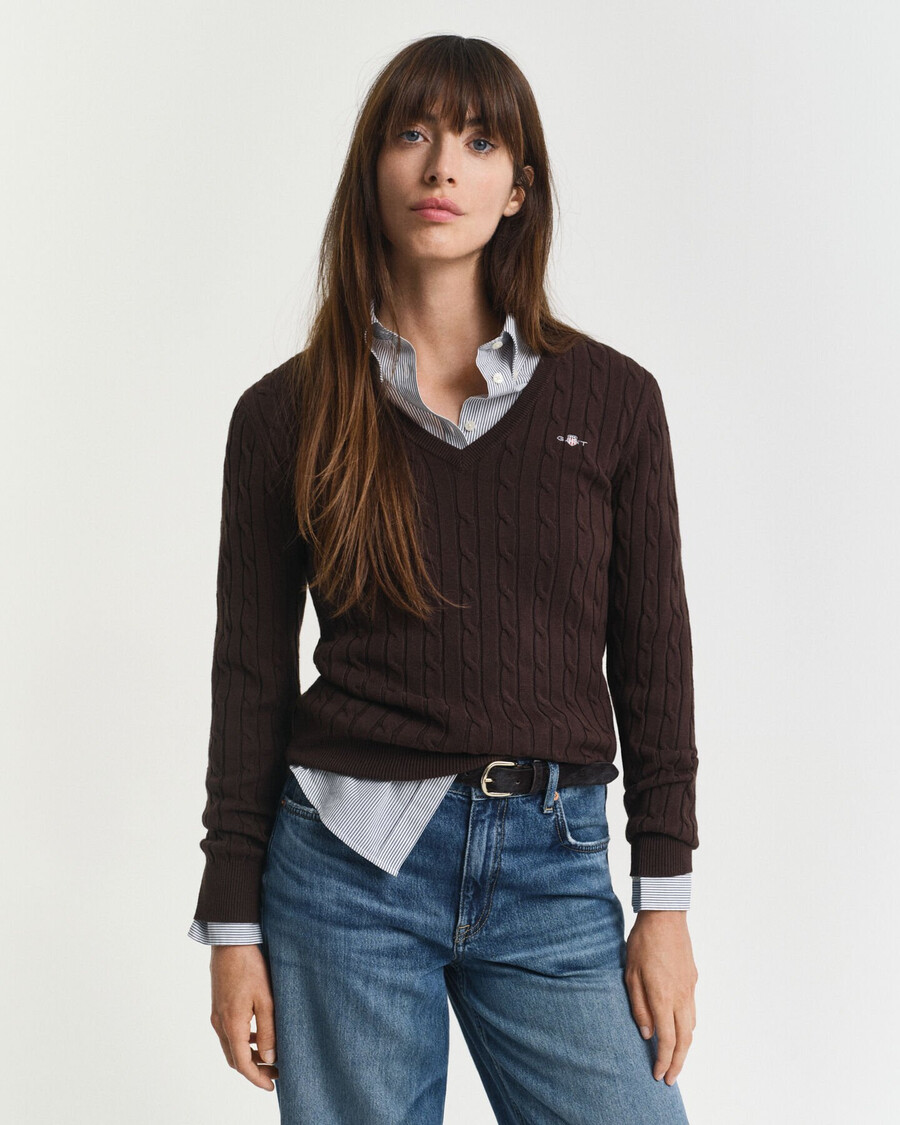 stretch-baumwollpullover mit zopfmuster und v-ausschnitt – dunkelbraun