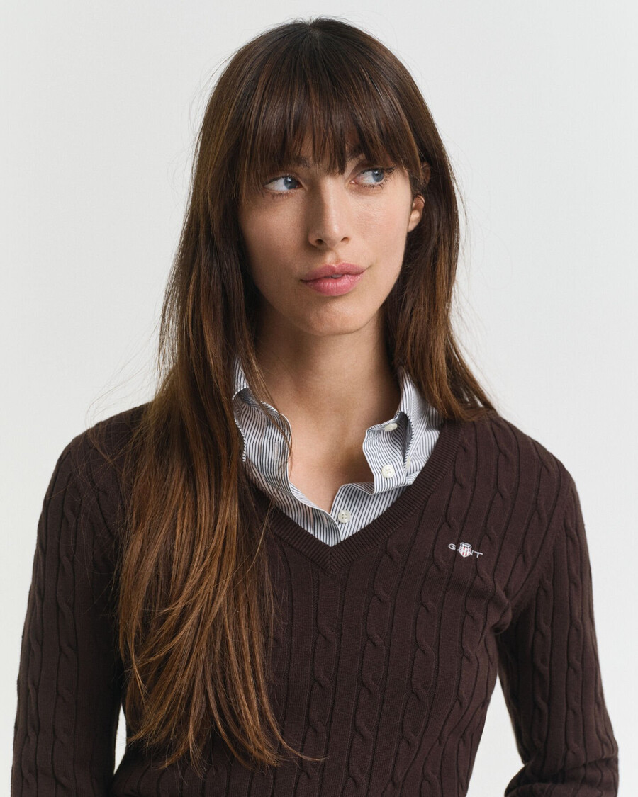 stretch-baumwollpullover mit zopfmuster und v-ausschnitt – dunkelbraun