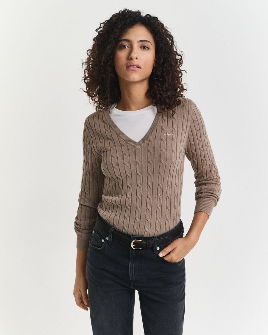 stretch-baumwollpullover mit zopfmuster und v-ausschnitt – taupe-beige