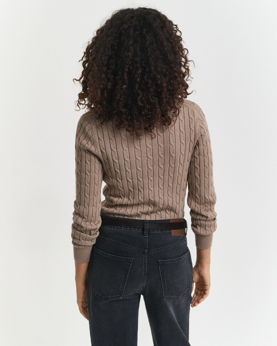 stretch-baumwollpullover mit zopfmuster und v-ausschnitt – taupe-beige