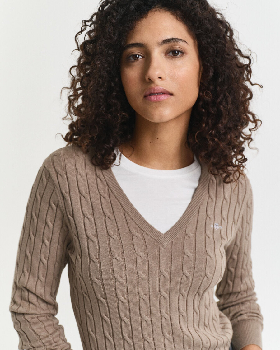 stretch-baumwollpullover mit zopfmuster und v-ausschnitt – taupe-beige