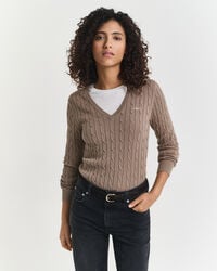 stretch-baumwollpullover mit zopfmuster und v-ausschnitt – taupe-beige