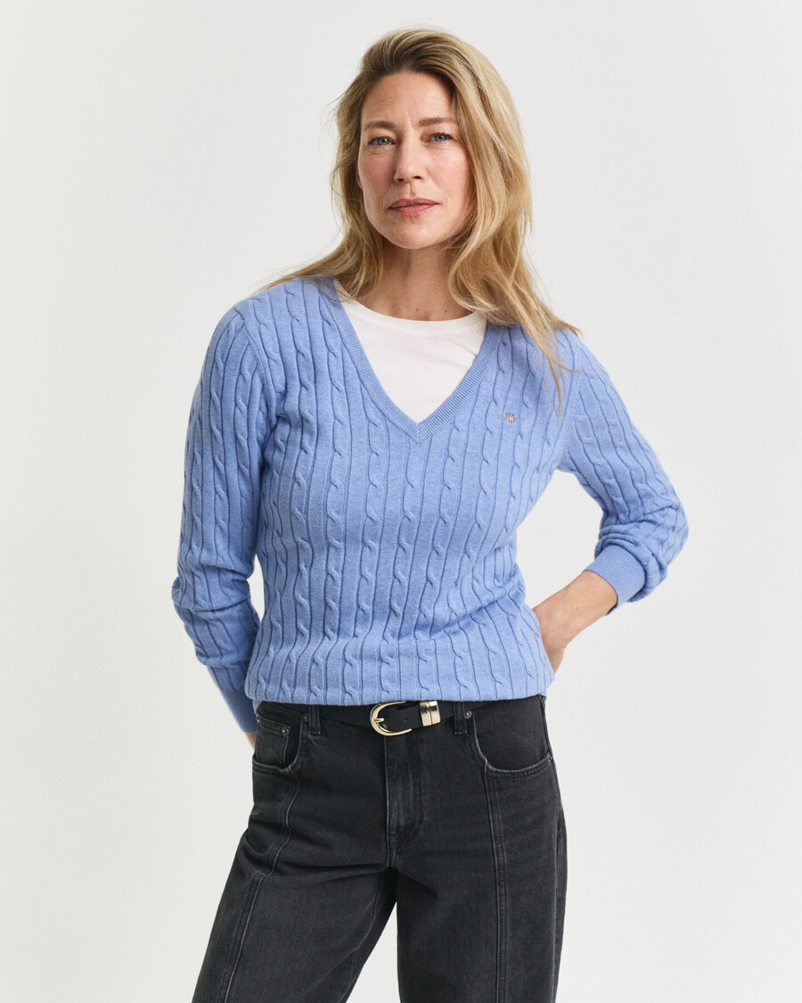stretch-baumwollpullover mit zopfmuster und v-ausschnitt – hellblau