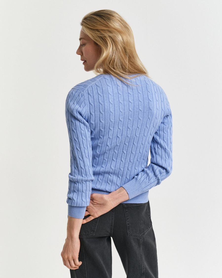 stretch-baumwollpullover mit zopfmuster und v-ausschnitt – hellblau