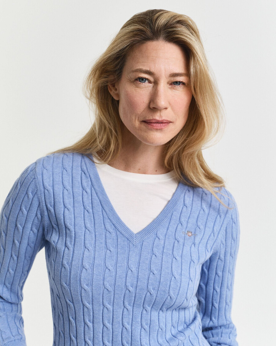 stretch-baumwollpullover mit zopfmuster und v-ausschnitt – hellblau