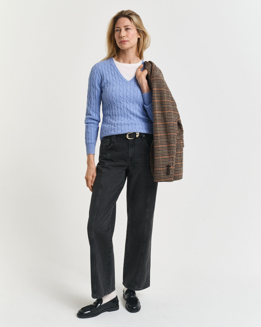 stretch-baumwollpullover mit zopfmuster und v-ausschnitt – hellblau