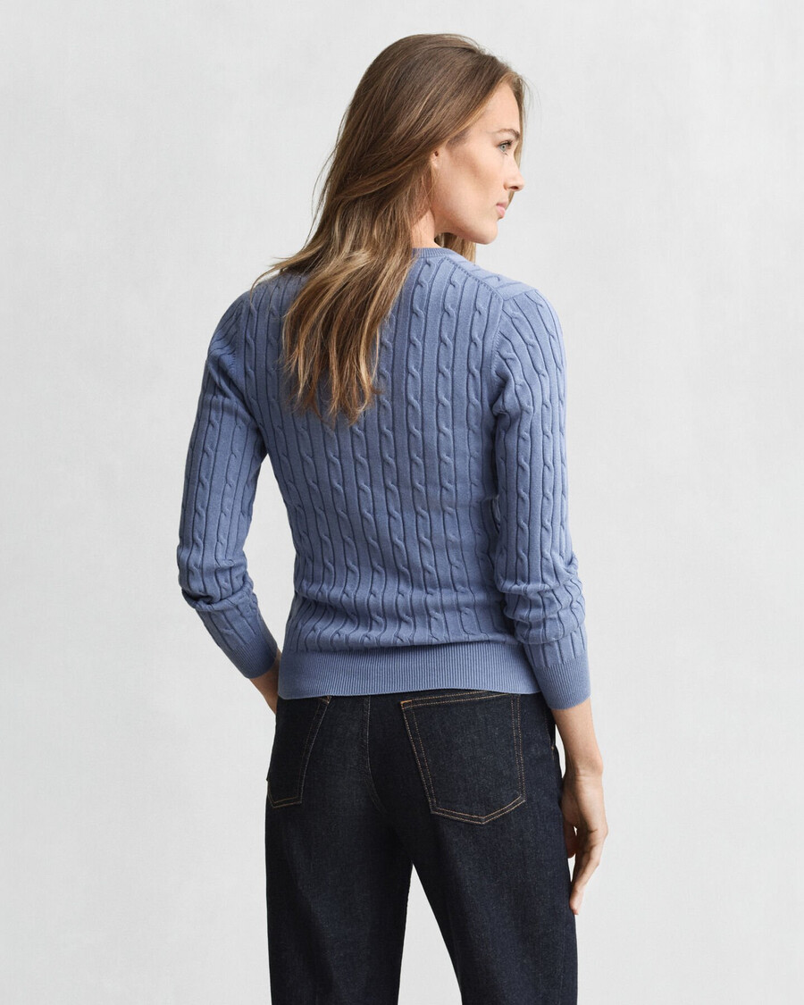 stretch-baumwollpullover mit zopfmuster und v-ausschnitt – verwaschener denim