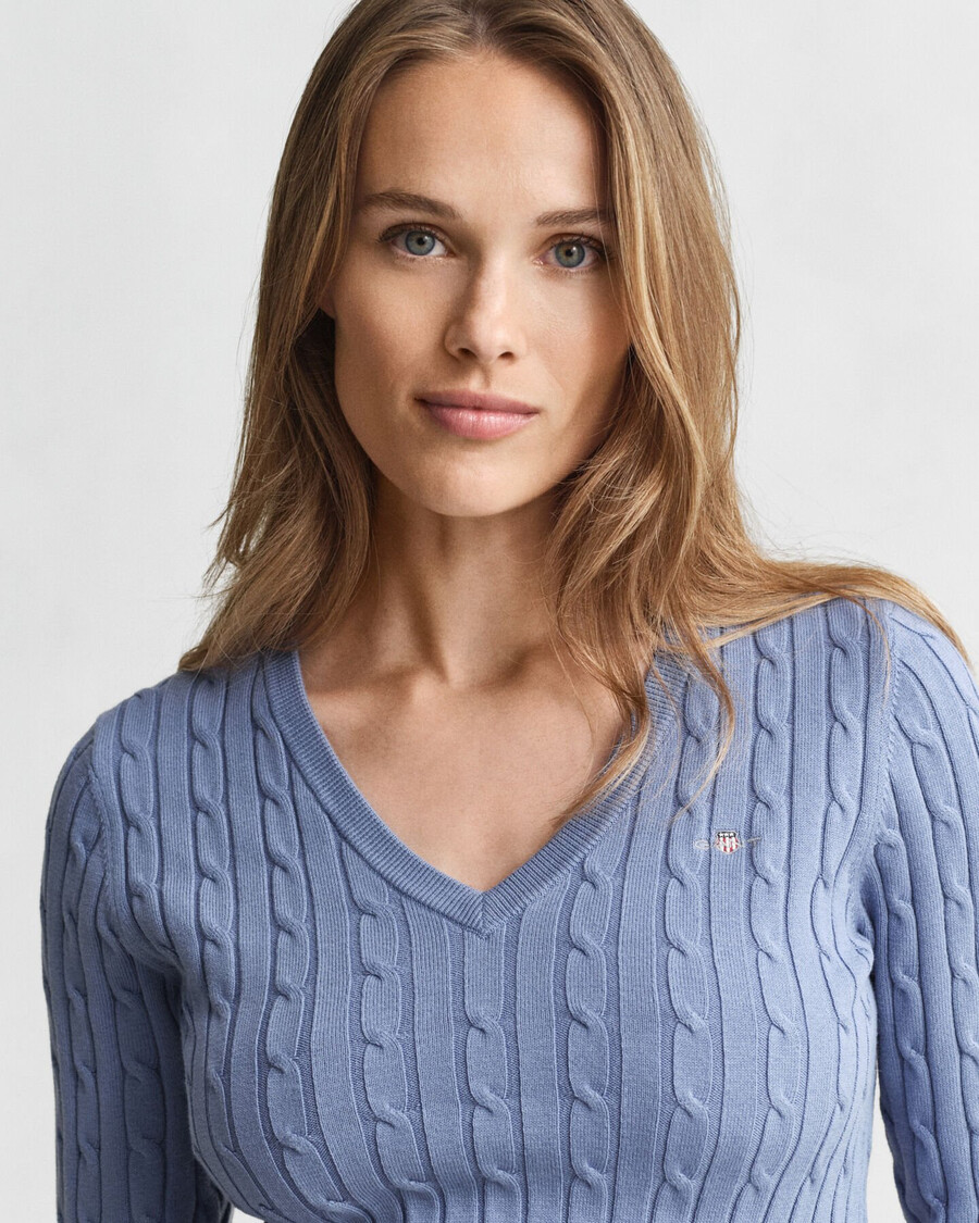stretch-baumwollpullover mit zopfmuster und v-ausschnitt – verwaschener denim