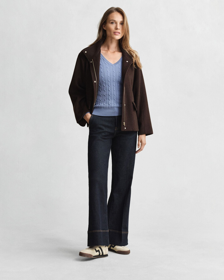 stretch-baumwollpullover mit zopfmuster und v-ausschnitt – verwaschener denim