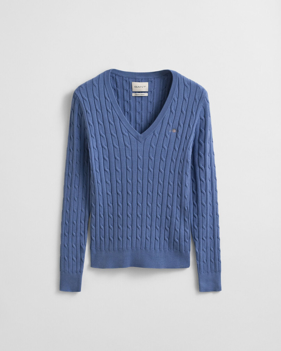 stretch-baumwollpullover mit zopfmuster und v-ausschnitt – verwaschener denim