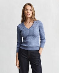 stretch-baumwollpullover mit zopfmuster und v-ausschnitt – verwaschener denim