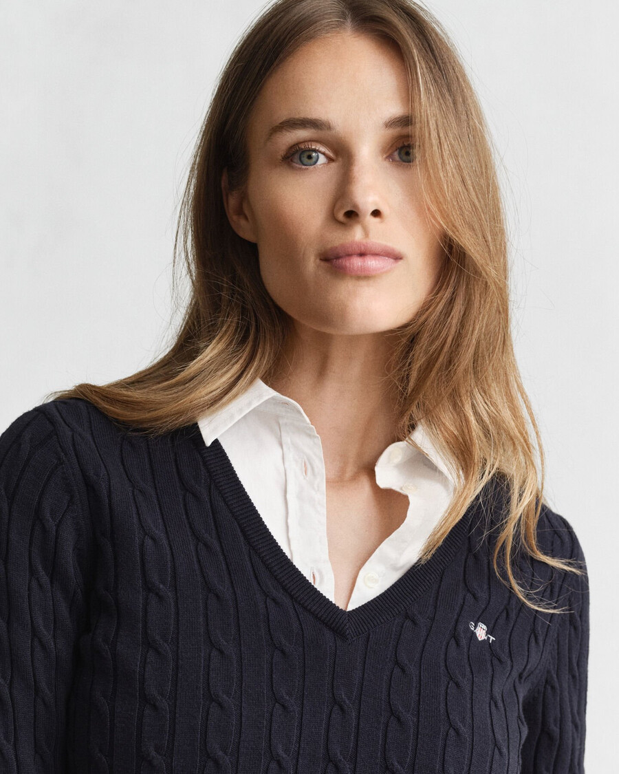 stretch-baumwollpullover mit zopfmuster und v-ausschnitt – abendblau