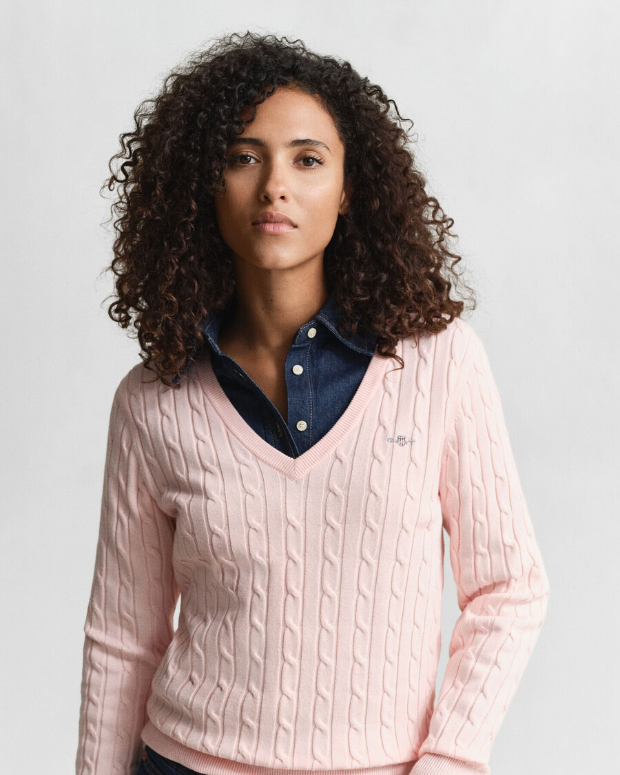 stretch-baumwollpullover mit zopfmuster und v-ausschnitt – aprikosenrosa