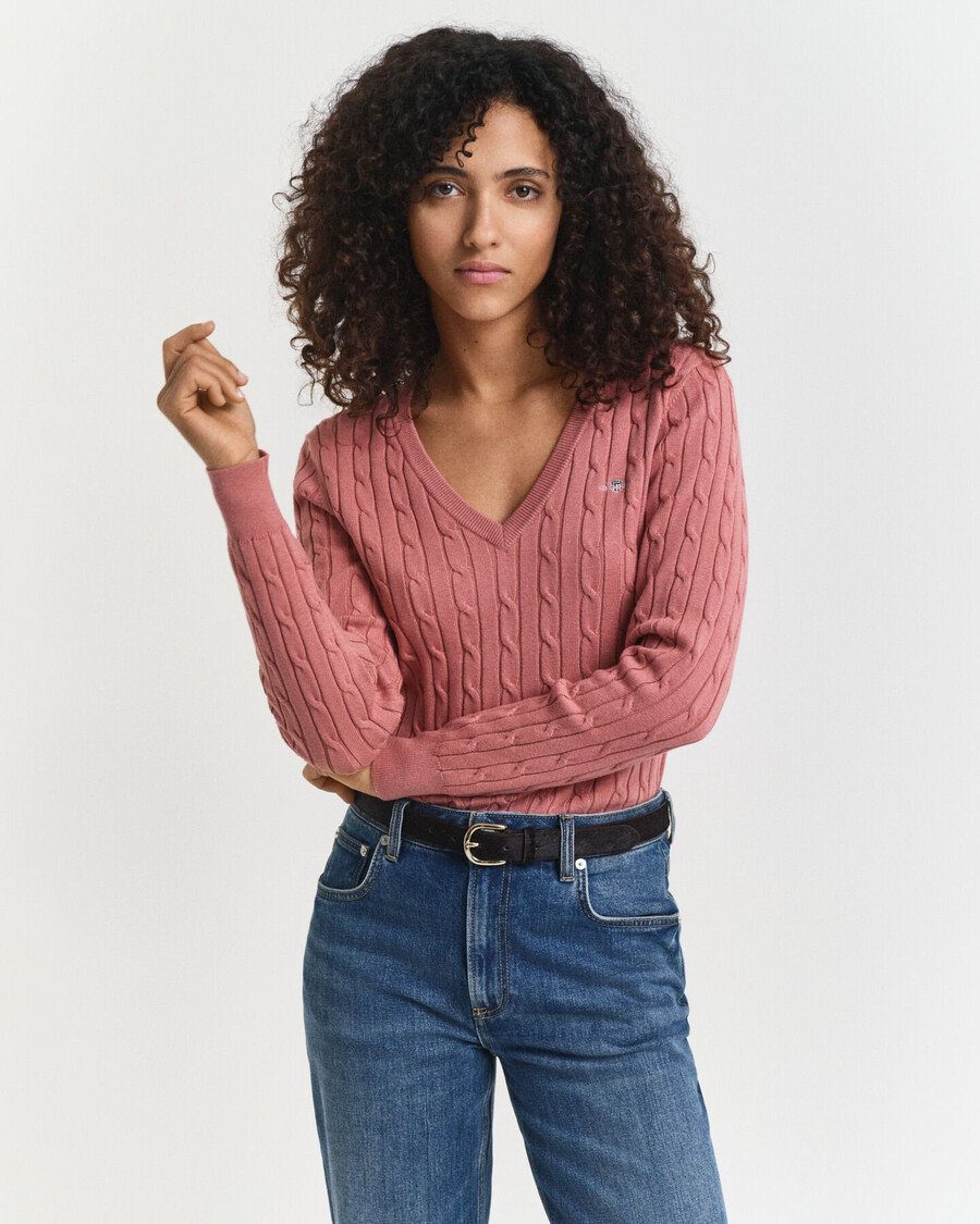 stretch-baumwollpullover mit zopfmuster und v-ausschnitt – verwaschenes ziegelrot